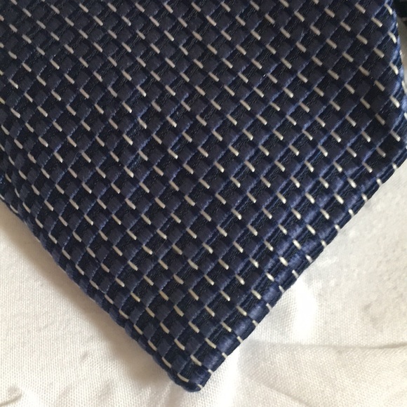 Michael Kors Classic 100% Silk Tie - Picture 2 of 5
